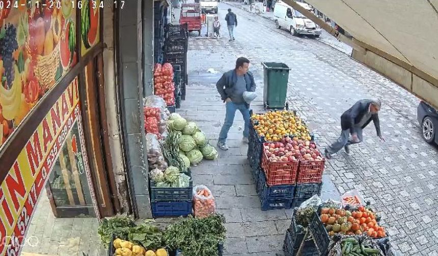 Diyarbakır’da kaldırımda yürüyen adamın kalp krizi geçirme anı kameraya yansıdı