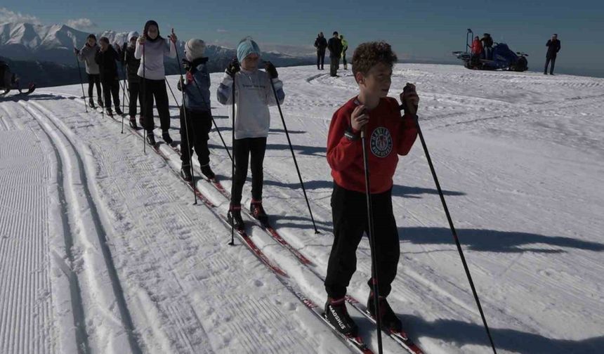 Handüzü Yaylası beyaza büründü, kayak için cazibe merkezi haline geldi