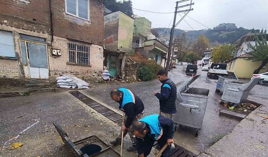 Manisa Büyükşehir ve MASKİ ekipleri şiddetli yağış ve fırtınaya karşı sahada