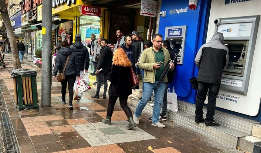 Sağanak yağmurdan korunmak isteyen vatandaşlar saklanacak yer aradı