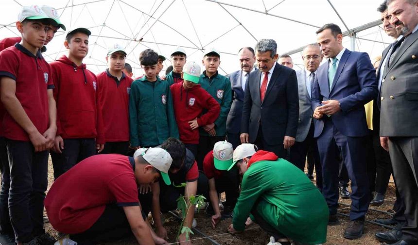 Şırnak’ta avokado, pepino, çarkıfelek ve papaya meyvelerinin fideleri ekildi