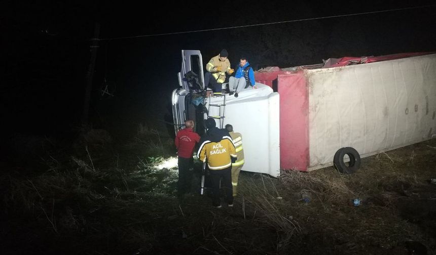 Susurluk’ta trafik kazasında iki kişi kamyonet içinde sıkıştı