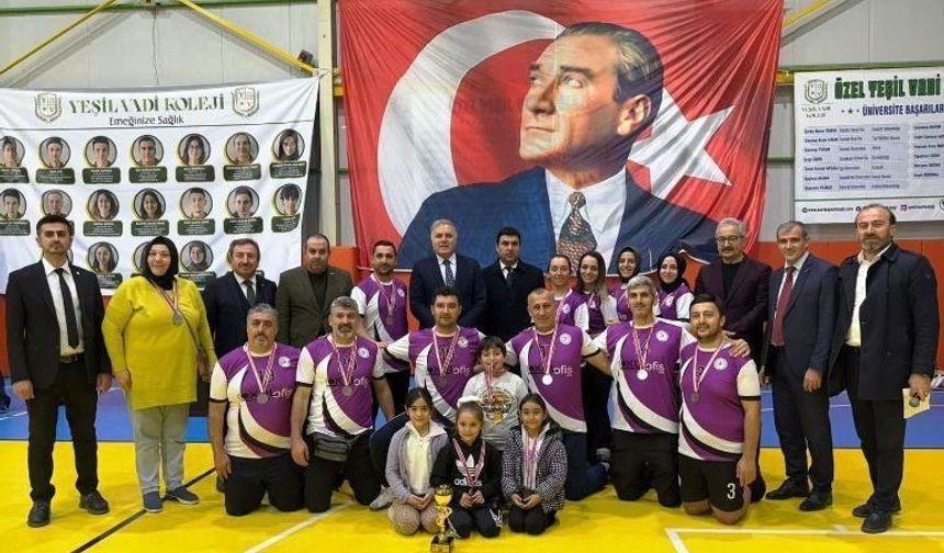 Voleybol turnuvasında öğretmenler arasında kıyasıya mücadele