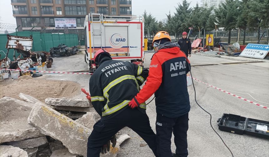 Edirne'de itfaiye personeline arama kurtarma eğitimi verildi