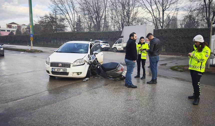 İnegöl'de otomobille çarpışan motosikletin sürücüsü yaralandı