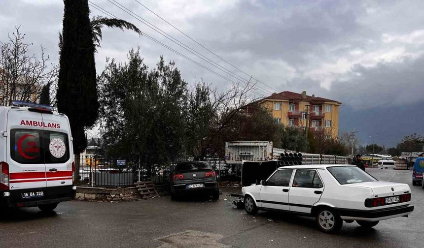 Burdur’da ehliyetsiz genç kaza yaptı: 1 yaralı