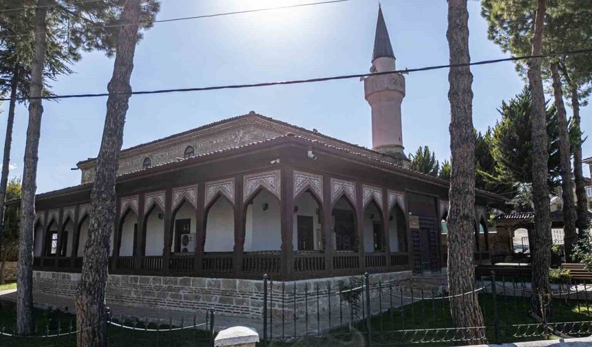 Çivi kullanılmadan inşa edilen 942 yıllık cami tarihe tanıklık ediyor