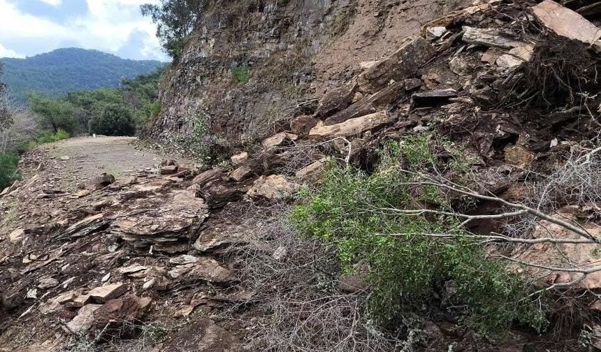 Davutlar Manastır yolu heyelan nedeniyle kapandı