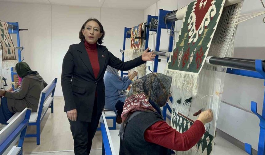 Depremzede kadınlar ilmik ilmik işledikleri Türk motifli halı ve kilimleri Japonya’ya satılıyor