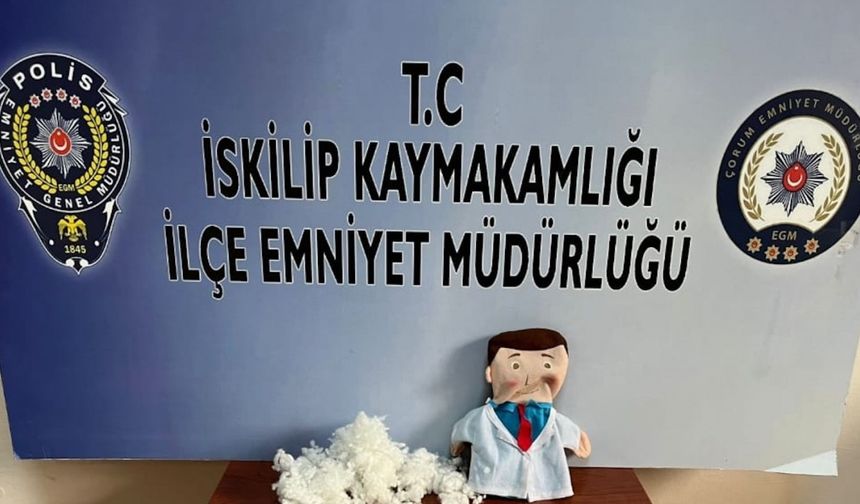 ’Doğum günün kutlu olsun’ notunun bulunduğu bez bebekten uyuşturu çıktı: 8 gözaltı