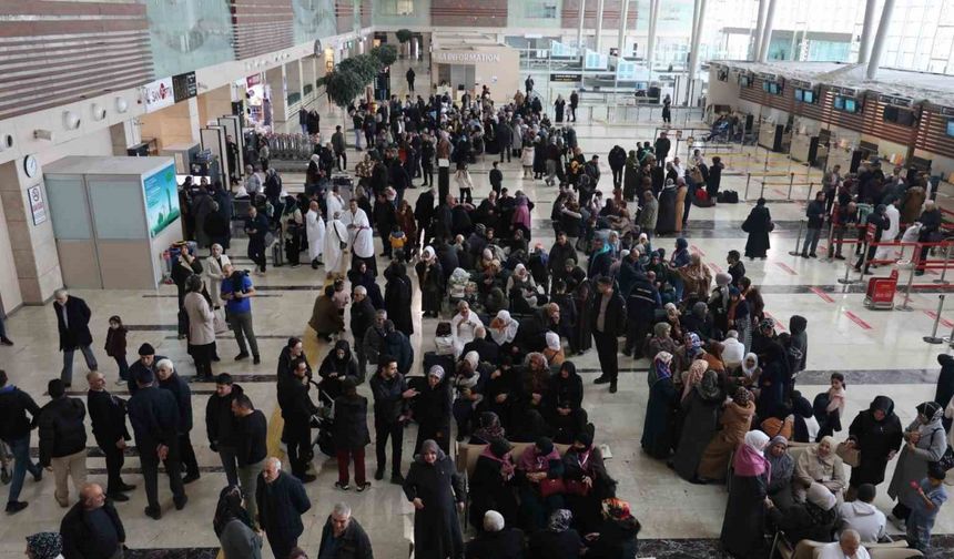 Elazığ’da umre kafilesini yüzlerce kişi uğurladı