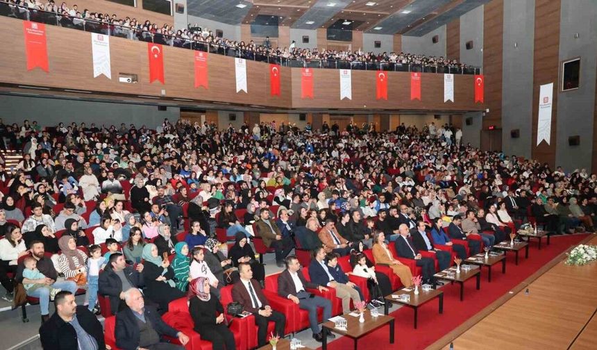 ‘Gençlik Merkezi Türk Müziği Korosu’ndan muhteşem konser