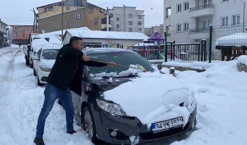 Karlıova’da kar esareti: Belediye ekipleri kar birikintilerini kamyonlarla taşıyor