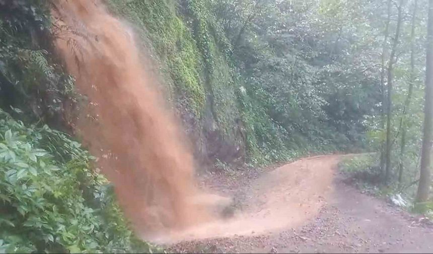 Rize’de heyelanda taş duvarın yıkıldığı anlar kamerada