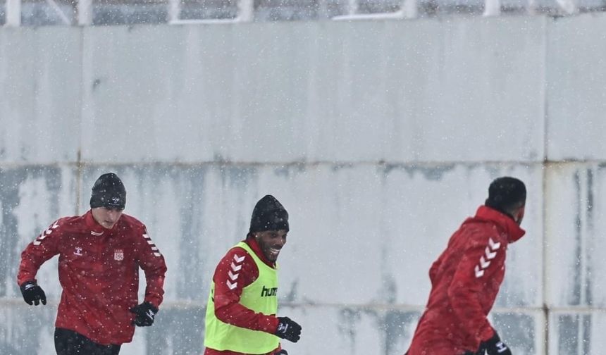 Sivasspor, yoğun kar altında çalıştı