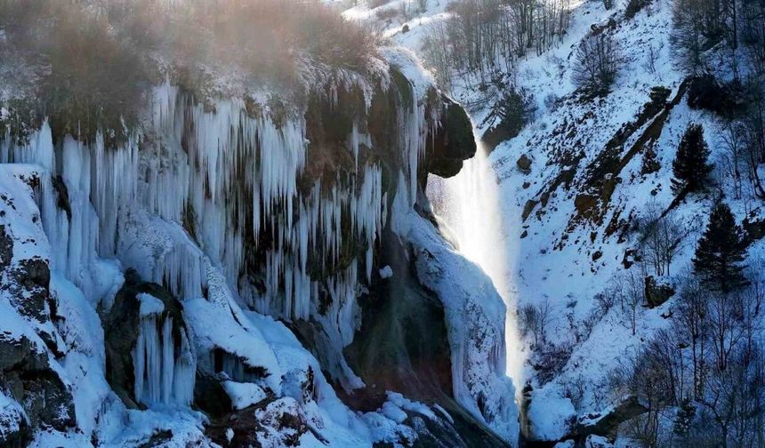 Sivas’ta hayat dondu, ünlü şelalede dev buz sarkıtları oluştu