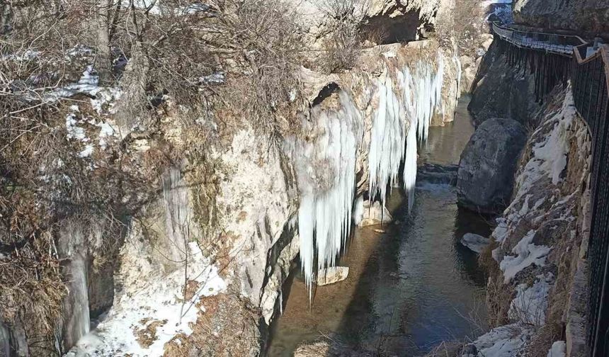 Turistik vadide dev buz sarkıtları oluştu