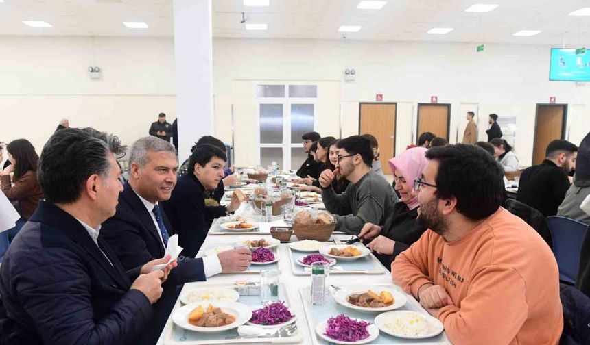 Yıllar önce öğrenci olarak geldiği yemekhaneye şimdi rektör olarak geldi