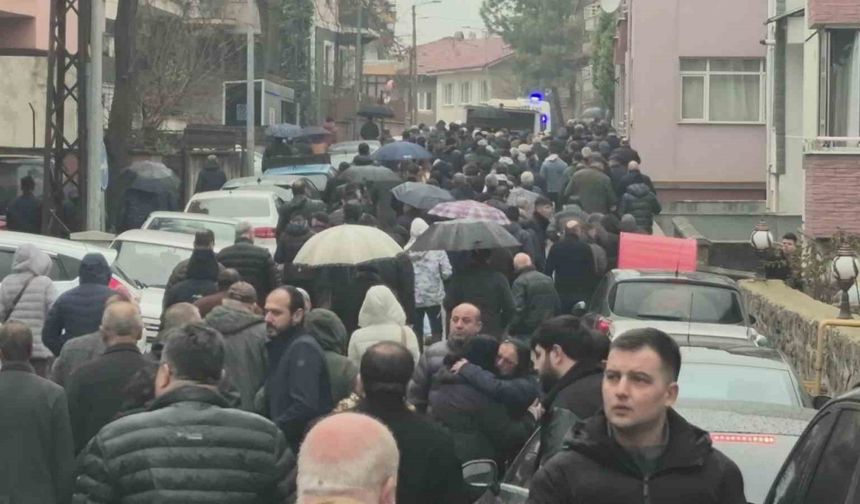 1,5 ay önce sarılarak yolcu ettiği kızını bu kez öpücük göndererek son yolculuğuna uğurladı