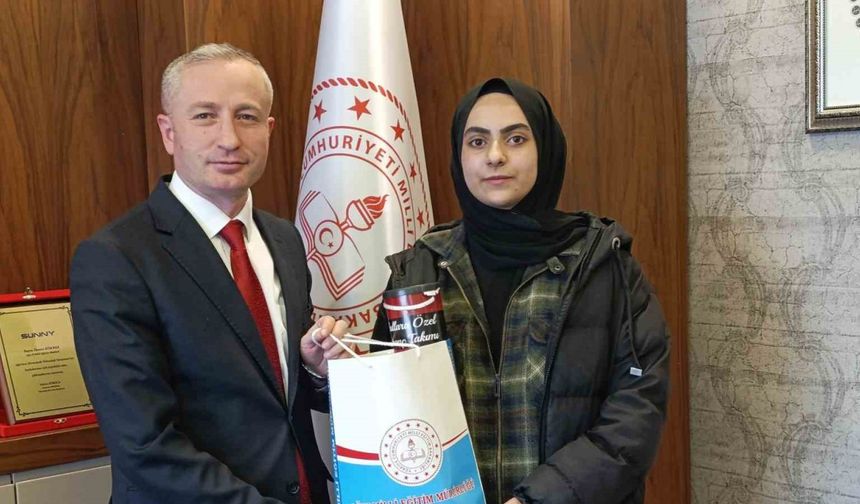 Ağrı’da öğrenci Zeynep Erçek, ’Okulum Beni Bekler’ projesi ile eğitime döndü, takdir belgesi aldı