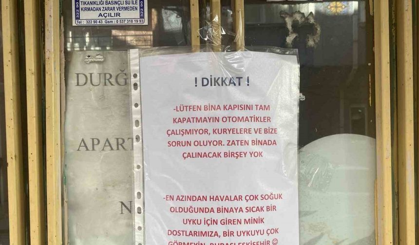 Apartman kapısına yapıştırılan ilginç yazı dikkat çekti