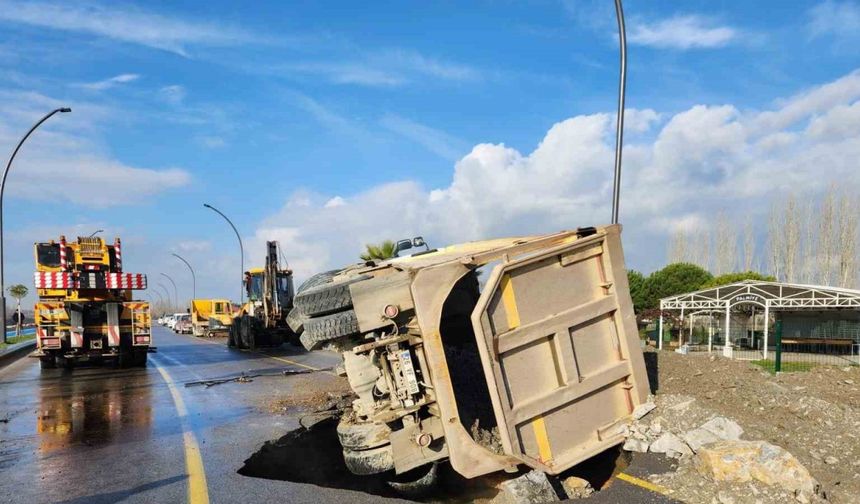 Balıkesir’de yol yarıldı, hafriyat kamyonu içine düştü