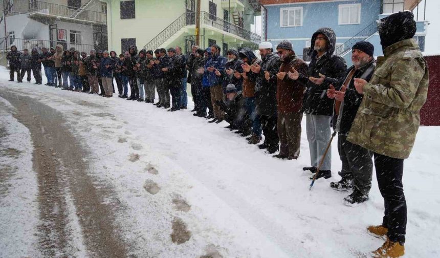 Bayburt’ta 32 yıl önce çığ felaketinde hayatını kaybedenler kar yağışı altında dualarla anıldı