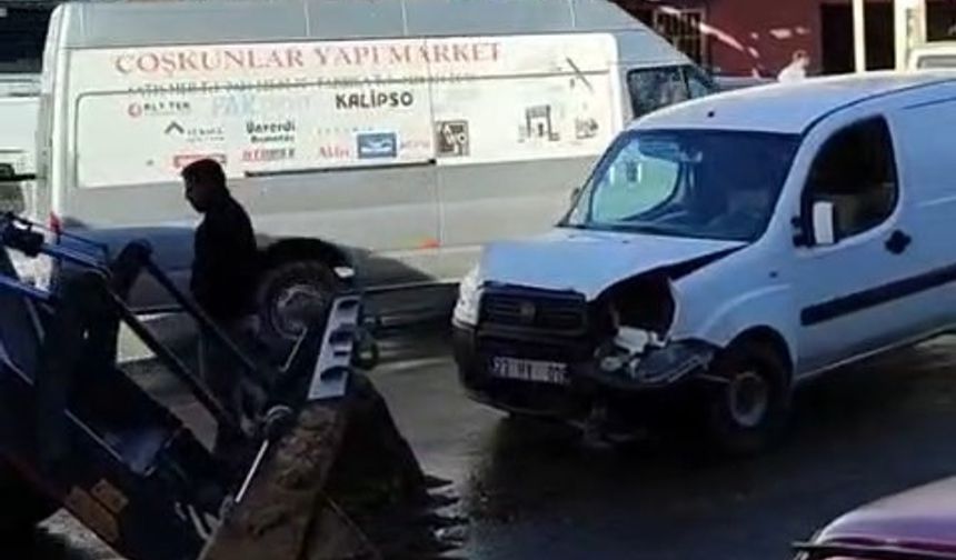 Elazığ’da kepçe ile hafif ticari araç çarpıştı