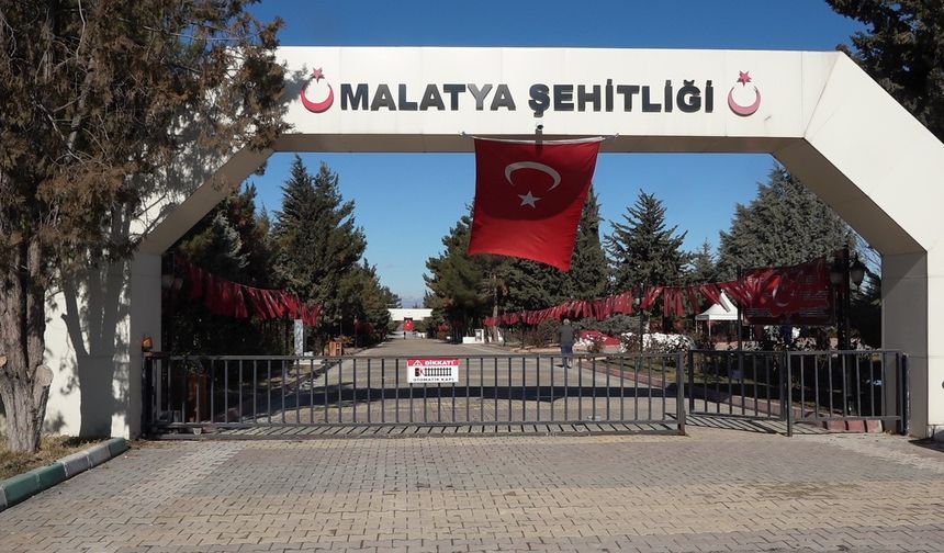 Malatya Şehitliği’nde kabirler rutin olarak temizleniyor