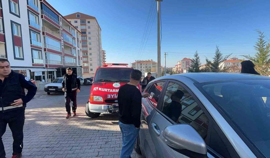 Otomobilde kilitli kalan bebeği ‘Kırmızı Balık’ izleterek sakinleştirdiler