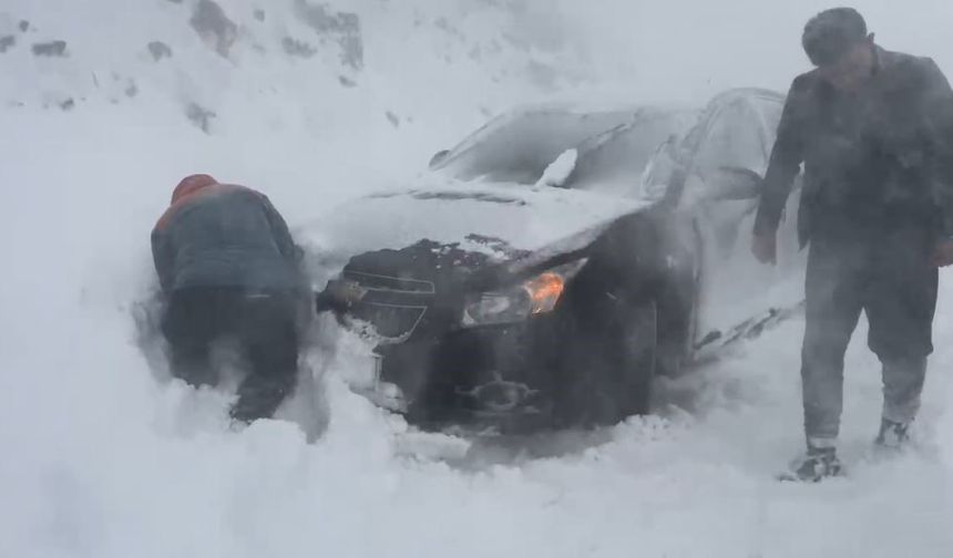 Sahara Geçidi’nde yoğun kar ve tipi ulaşıma engel oldu