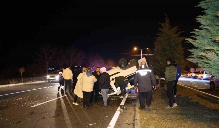 Tırın çaptığı hafif ticari araç takla attı: 2 yaralı