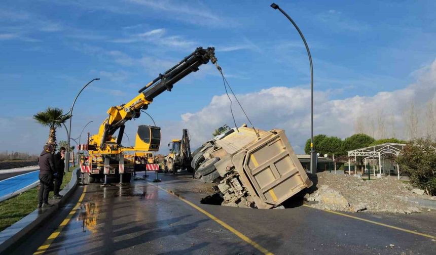 Yolda oluşan çukura düşen hafriyat kamyonu vinç yardımı ile kurtarıldı