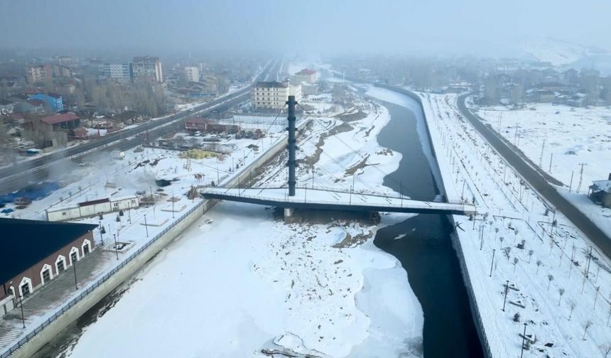 Yüzeyi buzla kaplanan Murat Nehri havadan görüntülendi