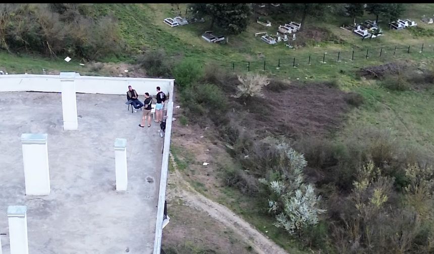15 katlı binanın çatısına çıkan gençler ekipleri harekete geçirdi, gerçek bambaşka çıktı