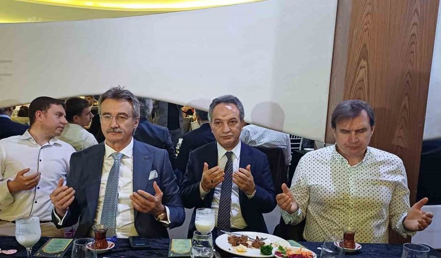 Adana’da koruyucu aileler ve çocukları iftar programında bir araya geldi
