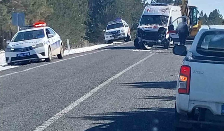 Ardahan’da ambulans kaza yaptı: 3 yaralı