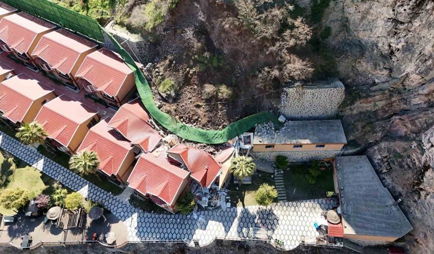 Artvin’de bir otelin istinat duvarı çöktü: 1 yaralı