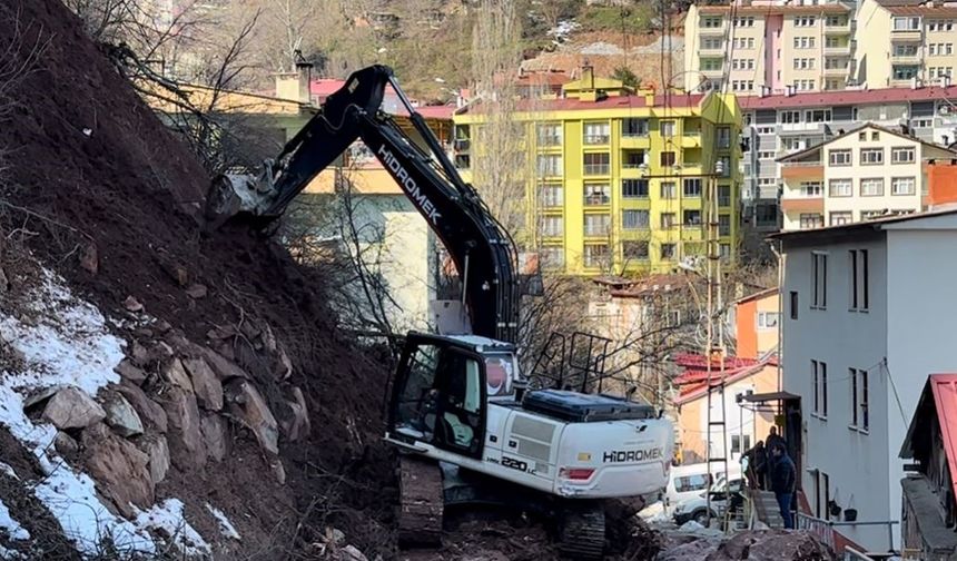 Artvin’de heyelan sonrası ekipler çalışmalarına başladı