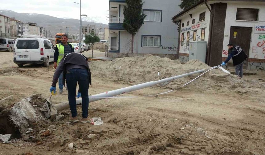 Aydınlatma direği üzerine düşen işçi yaralandı