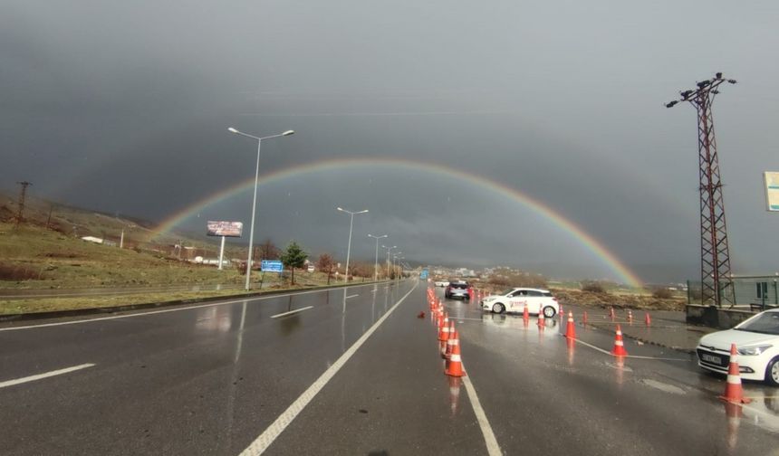Bingöl’de gökkuşağı mest etti