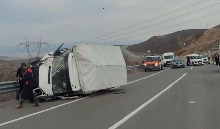 Bingöl’de kamyonetle hafif ticari araç çarpıştı: 5 yaralı