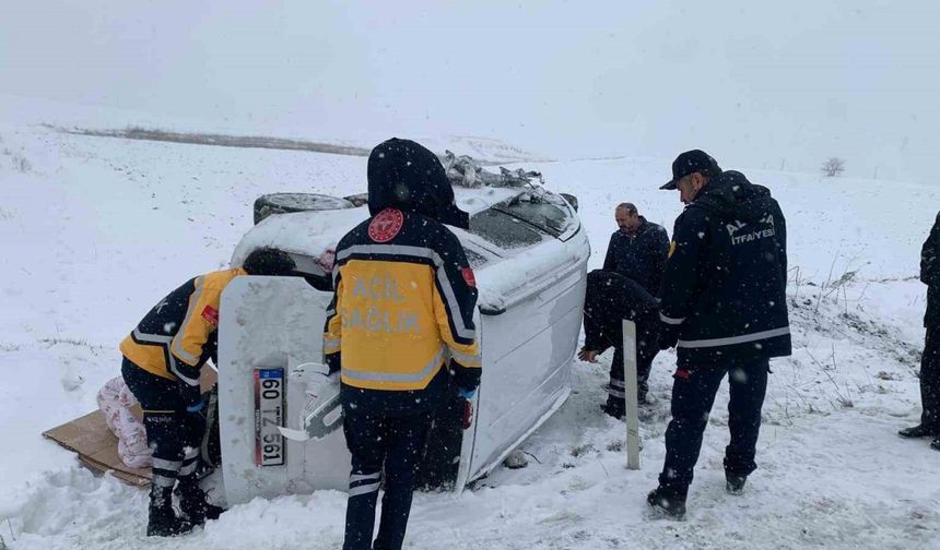 Çorum’da hafif ticari araç ile minibüs çarpıştı: 2 yaralı
