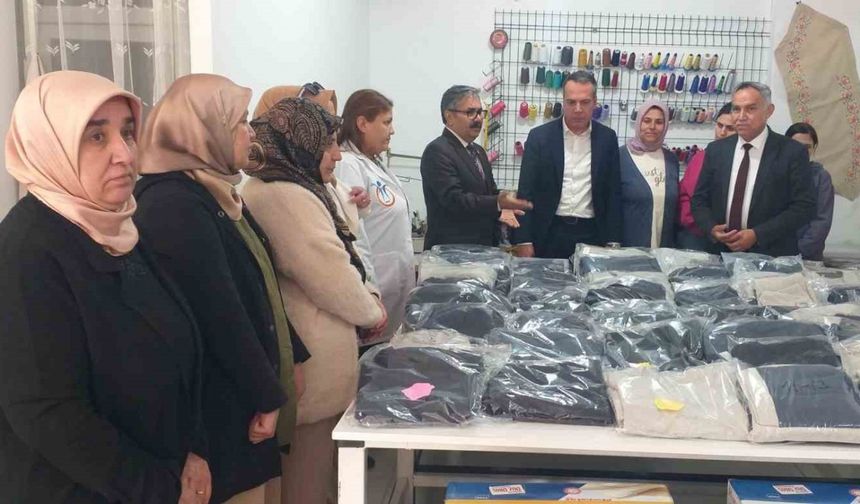 Erzinli kadınlar ihtiyaç sahibi öğrenciler için mesai yaptı