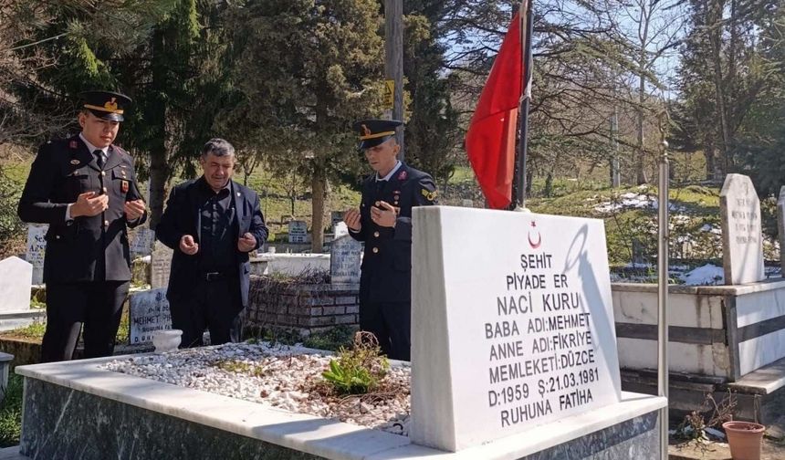 Jandarma şehit ailesini ve kabrini ziyaret etti