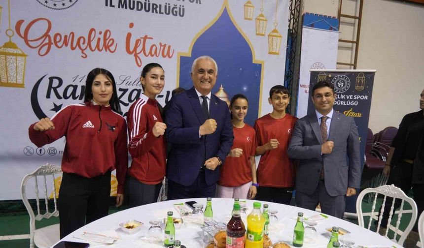 Muş’ta genç sporcular iftar sofrasında buluştu