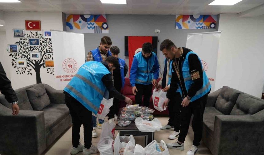 Muş’ta öğrenciler sürücülere iftariyelik dağıttı