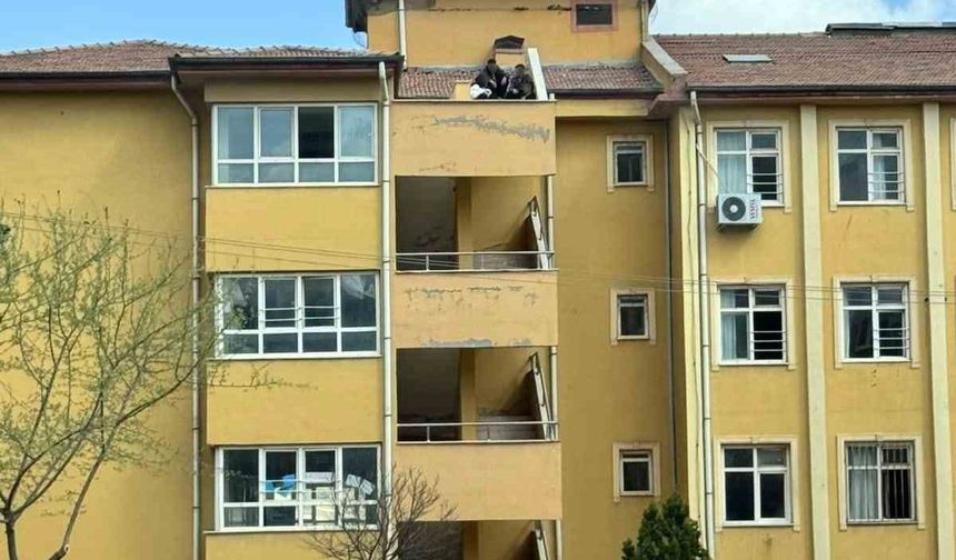 Öğrenciler okulun çatısında sigara içti