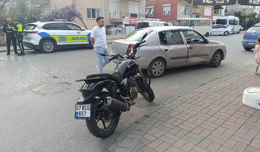 Otomobille çarpışan motosikletin sürücüsü yaralandı