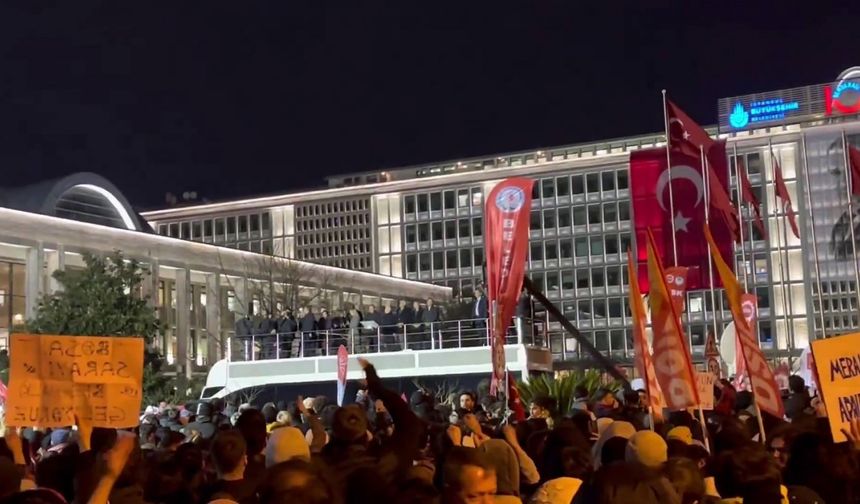 Saraçhane’de protestoculardan Özgür Özel’e tepki